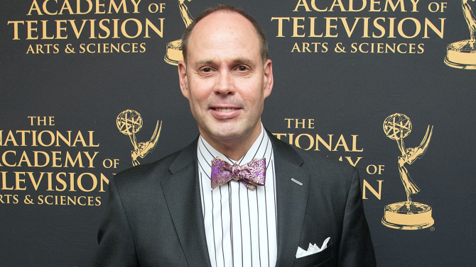 TNT's Ernie Johnson Gives Emmy to Stuart Scott's Daughters